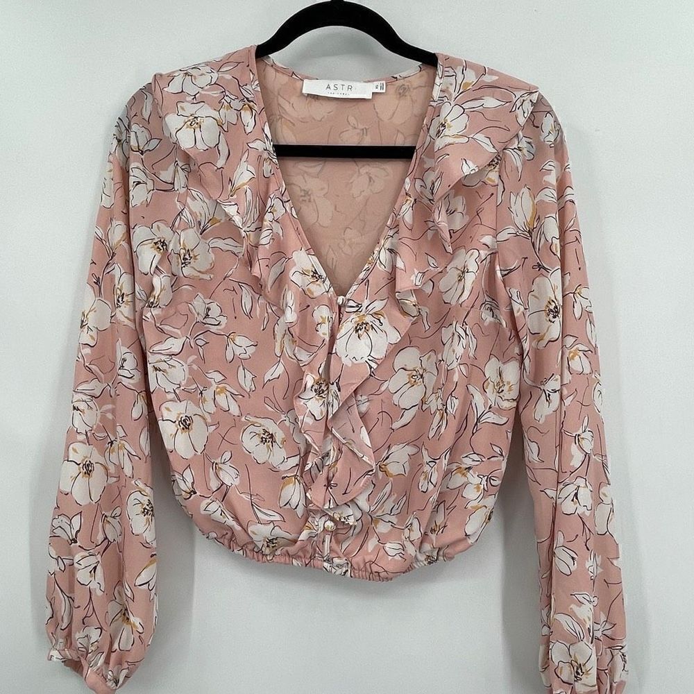 ASTR The Label Blush Ivory Deep V-Neck Floral Ruffle Blouse Size XS - Picture 1 of 7